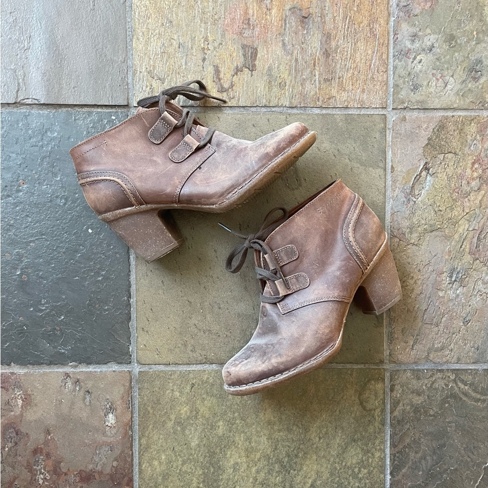 Clarks lace up boot size 8 wide